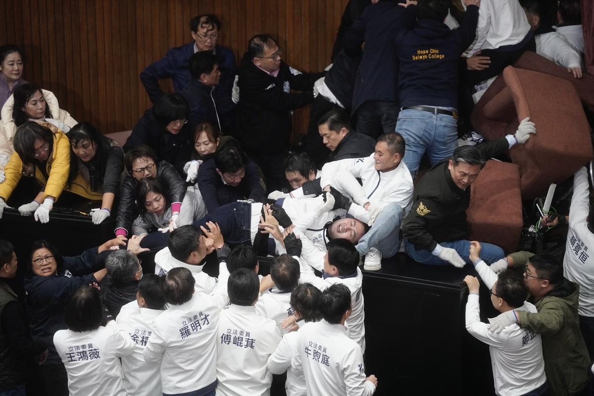 藍綠眾立委在議場爆發衝突。 圖：張良一／攝