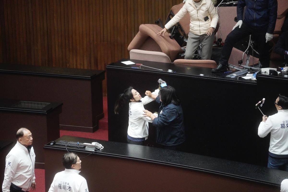 國民黨立委徐巧芯與民進黨立委王美惠爆發肢體衝突。 圖：張良一／攝