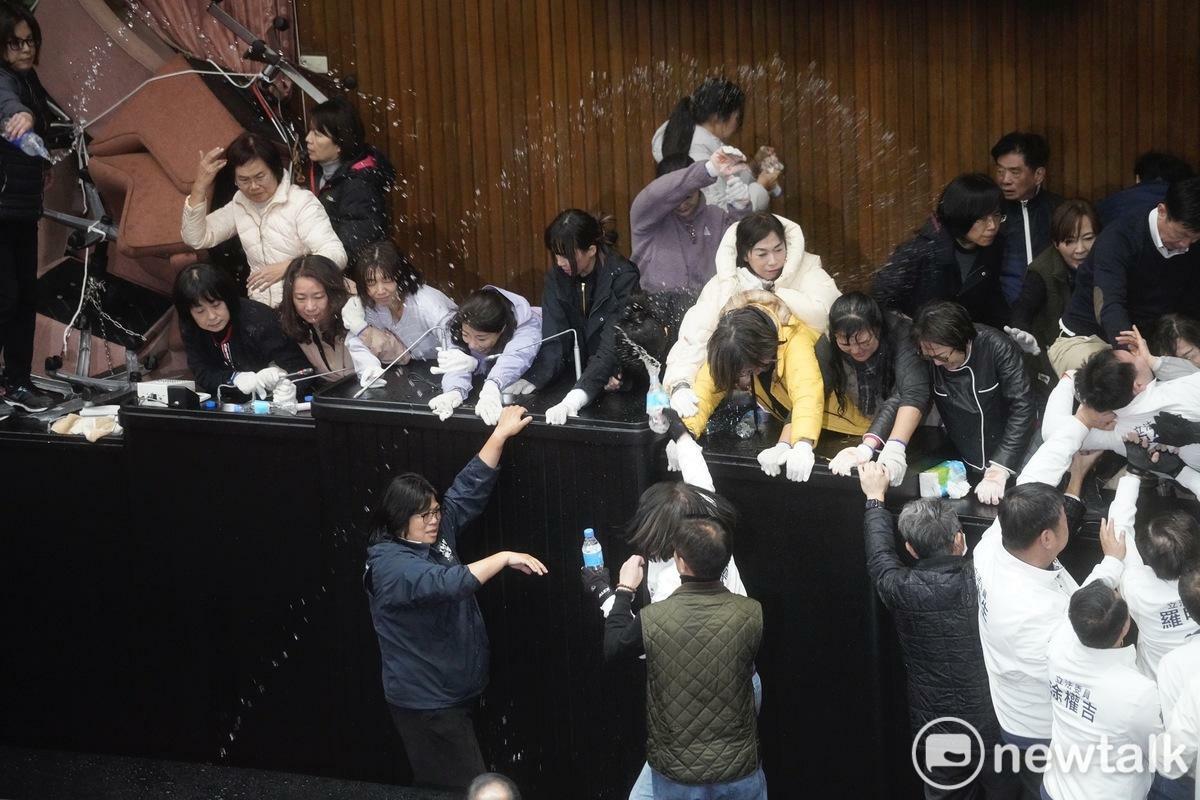 藍綠眾立委在議場爆發衝突。 圖：張良一／攝