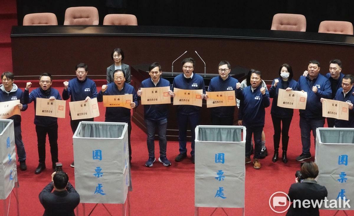 立法院院會上午對大法官被提名人行使同意權投票，國民黨立委在投票時集體亮票，並高喊：「拒絕廢死大法官」口號。 圖：張良一/攝
