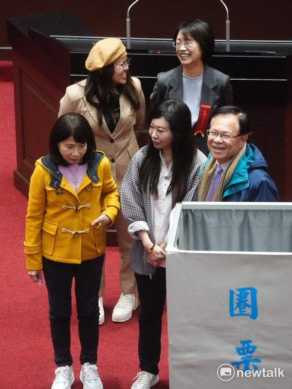 民眾黨立委麥玉珍等立委在行使大法官被提名人同意權投票後，在圈票處前和國民黨立委翁曉玲交談。 圖：張良一 / 攝