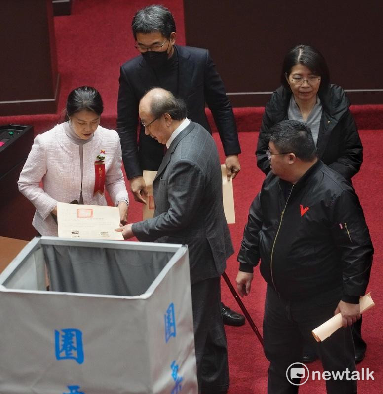 民進黨立院黨團總召柯建銘在對大法官被提名人同意權投票，柯建銘以及多位民進黨立委對大法官被提名人劉靜怡投下不同意。 圖：張良一/攝