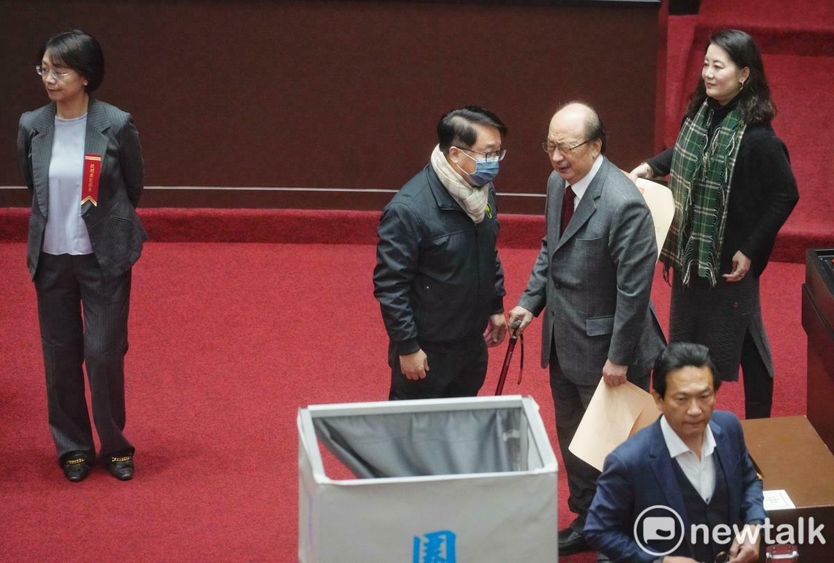 立法院院會上午進行對大法官被提名人行使同意權投票，柯建銘以及多位民進黨立委對大法官被提名人劉靜怡投下不同意。 圖：張良一/攝