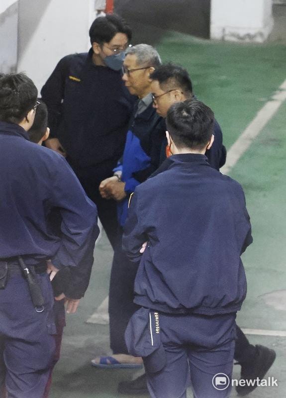 北檢今偵結起訴前台北市長柯文哲涉貪污收賄等案，圖為前台北市長柯文哲在法警戒護下出庭應訊。 圖：張良一/攝