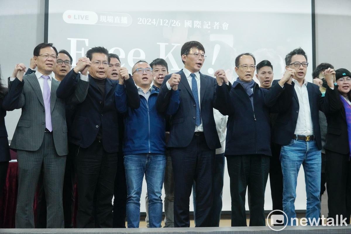 台灣民眾黨中央緊急應變小組出面召開記者會回應台北地檢署今（26）日偵結起訴柯文哲主席，與會人員在會後一起高喊：「公開審理 釋放柯P」口號。 圖：張良一/攝