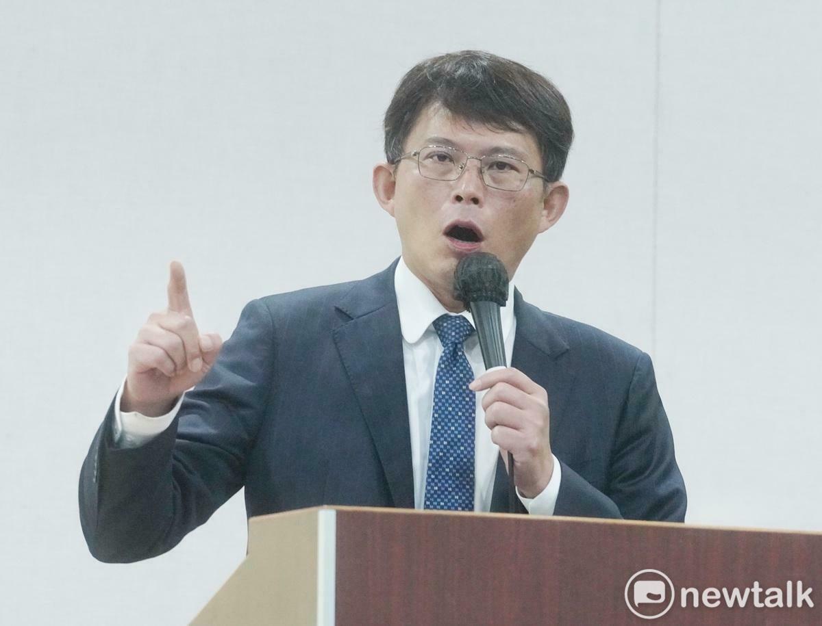 台灣民眾黨中央緊急應變小組出面召開記者會回應台北地檢署今日偵結起訴柯文哲主席，圖為民眾黨立院黨團總召黃國昌。 圖：張良一 / 攝