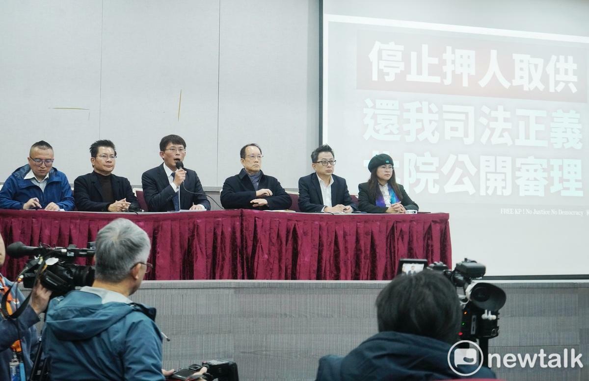 台灣民眾黨中央緊急應變小組出面召開記者會回應台北地檢署今（26）日偵結起訴柯文哲主席。 圖：張良一/攝