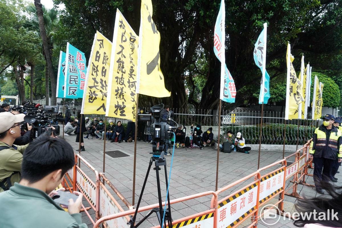 民眾黨主席柯文哲支持者「小草」在北檢外集結，要求北院放人。 圖：張良一/攝