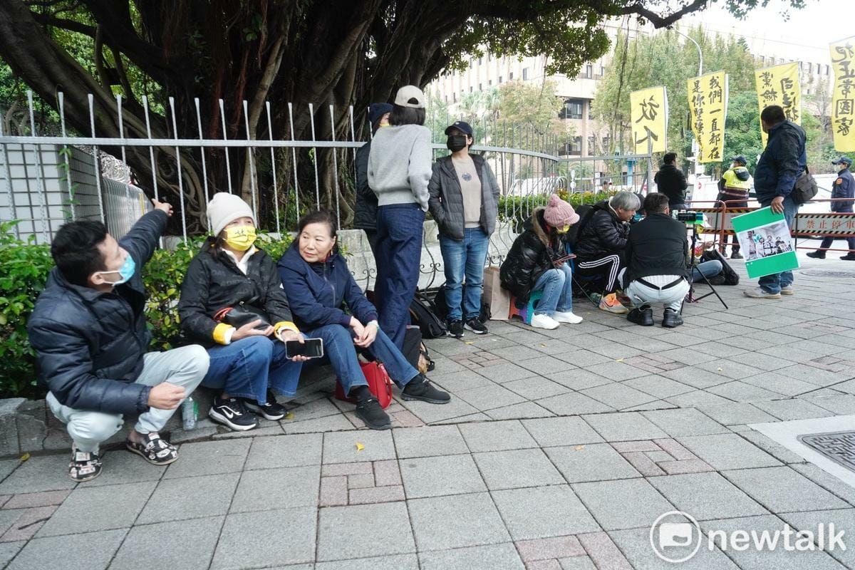 民眾黨主席柯文哲支持者「小草」在北檢外集結，要求北院放人。 圖：張良一/攝