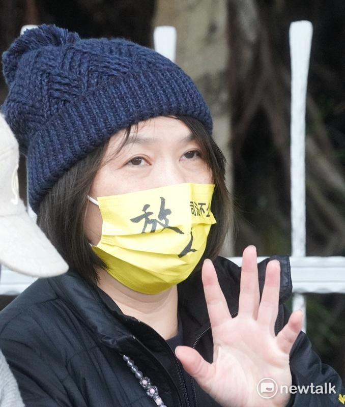 柯文哲支持者在北檢外集結，要求北院放人。 圖：張良一/攝