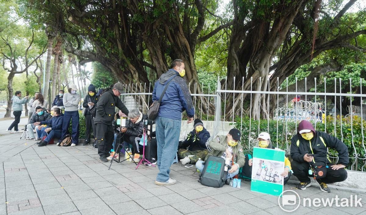 柯文哲支持者在北檢外集結，要求北院放人。 圖：張良一/攝