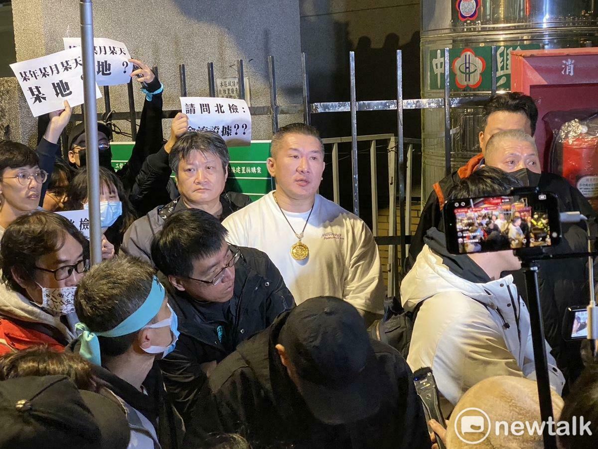網紅「館長」陳之漢今天晚上約9時也抵達北檢場外。 圖：周煊惠 / 攝