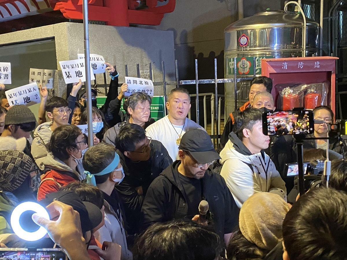 網紅「館長」陳之漢今天晚上約9時也抵達北檢場外。 圖：周煊惠 / 攝
