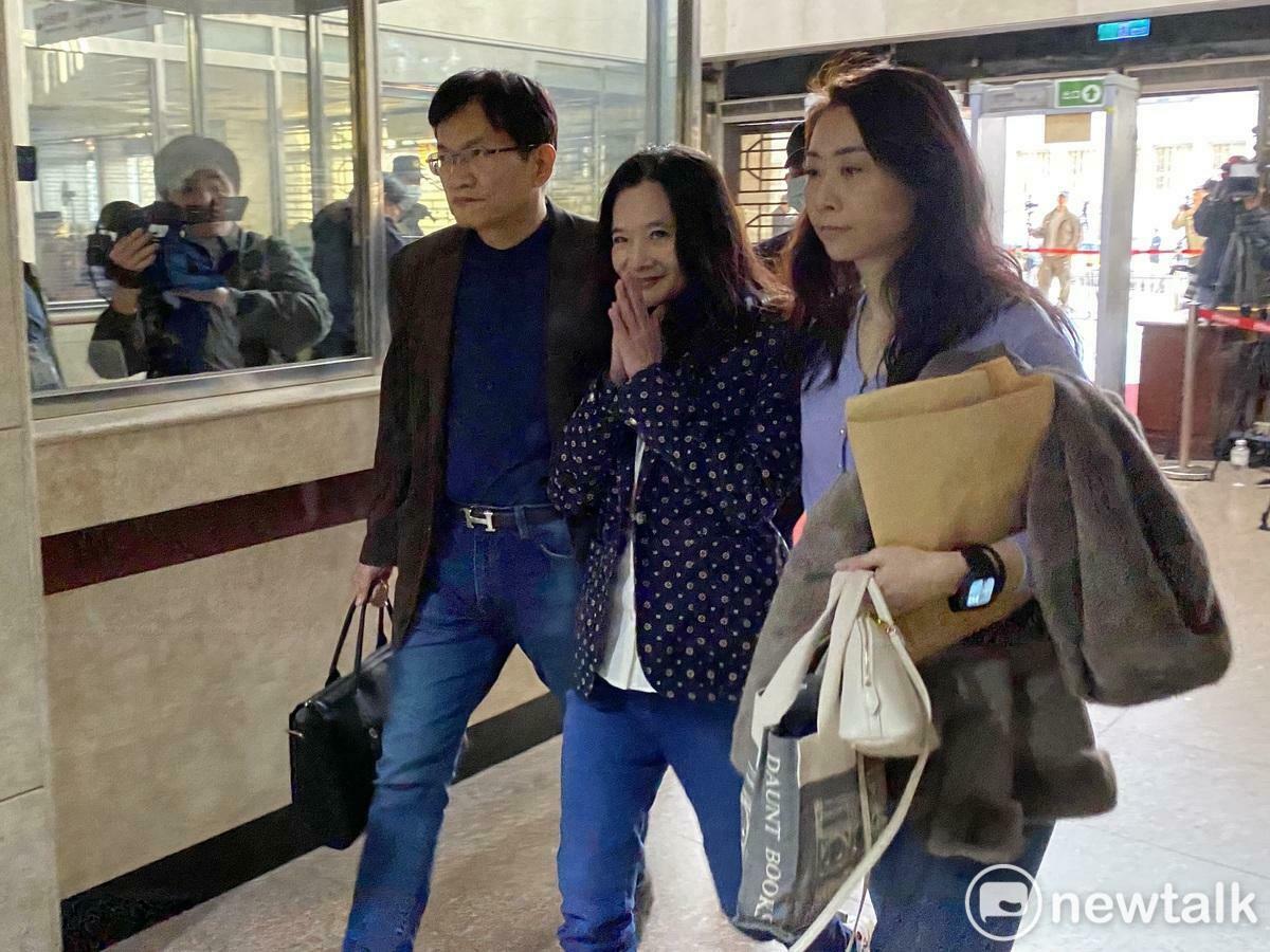 國民黨台北市議員應曉薇涉京華城案遭訴，交保時被發現疑有第2本護照。 圖：周煊惠 / 攝（資料照）