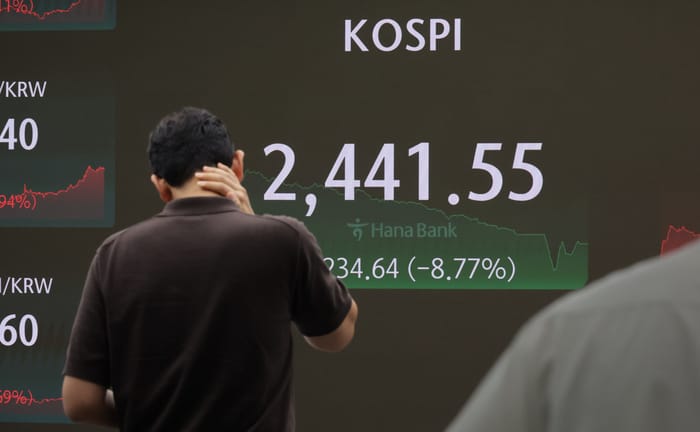 由於美國總統川普的關稅威脅與各國揚言報復的態度，令投資人感到不安，美股周四（27日）收跌、亞股今（28）日開盤亦走低。 圖：達志影像／美聯社(資料照)