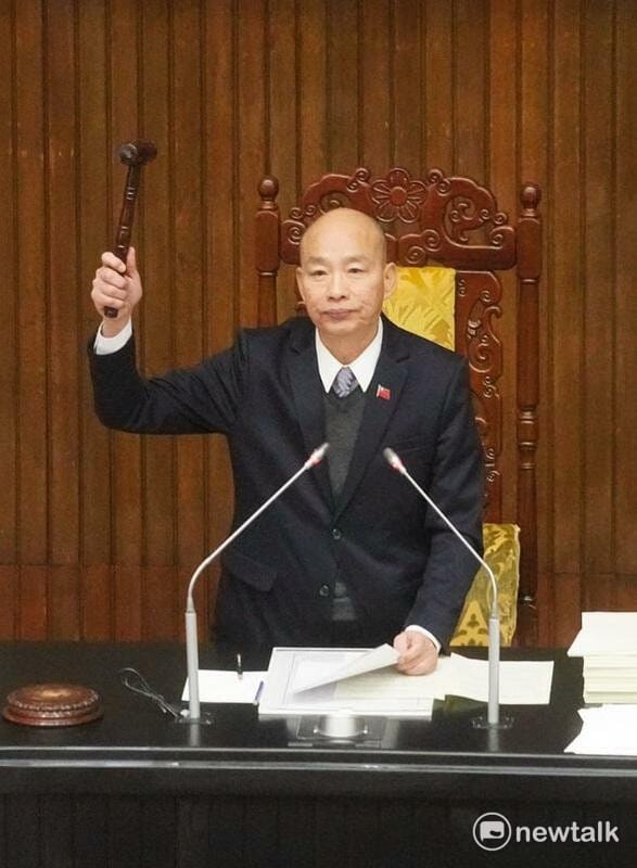 立法院長韓國瑜上午在院會敲槌三讀通過壯世代政策與產業發展促進法草案。 圖：張良一/攝