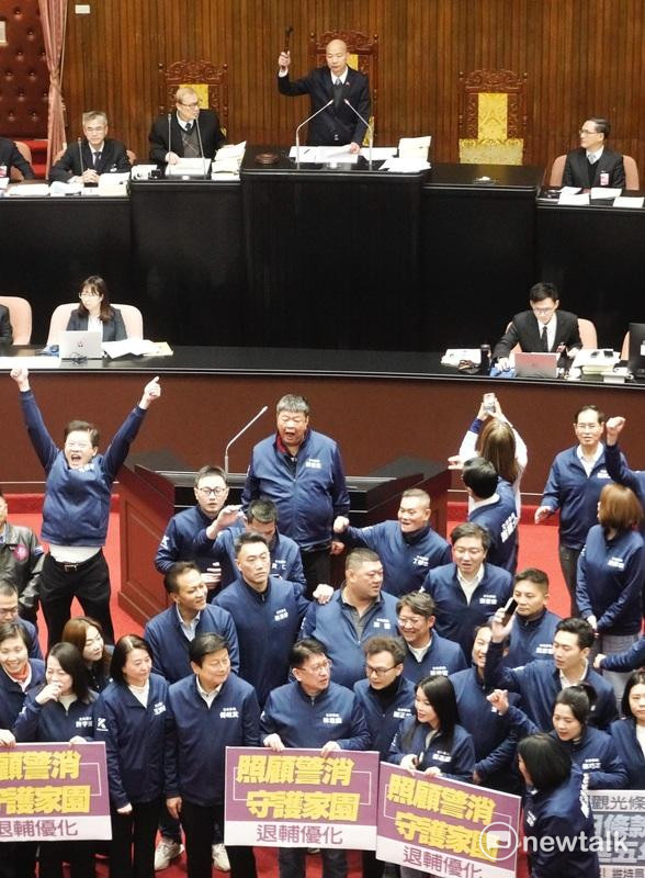 立法院院長韓國瑜上午在院會敲槌三讀通過警察人員人事部分條文修正草案的同時，國民黨立委在議場內合影。 圖：張良一/攝（資料照）