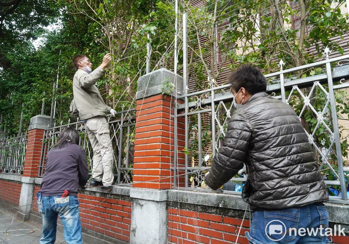 立法院正在加派人力施工加高圍牆鐵絲網的高度。 圖：張良一/攝