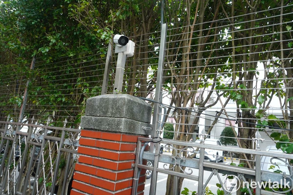 工作人員在立法院外的青島東路圍籬進行加高作業。 圖：張良一/攝
