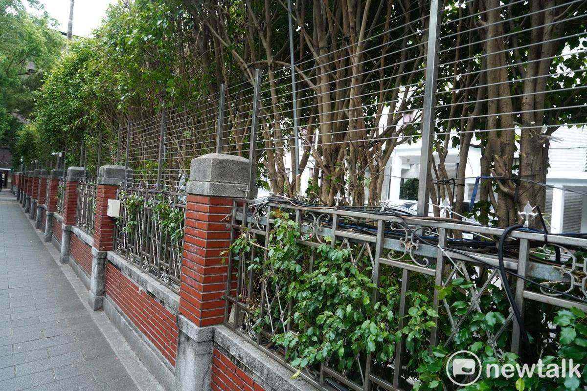 工作人員在立法院外的青島東路圍籬進行加高作業。 圖：張良一/攝