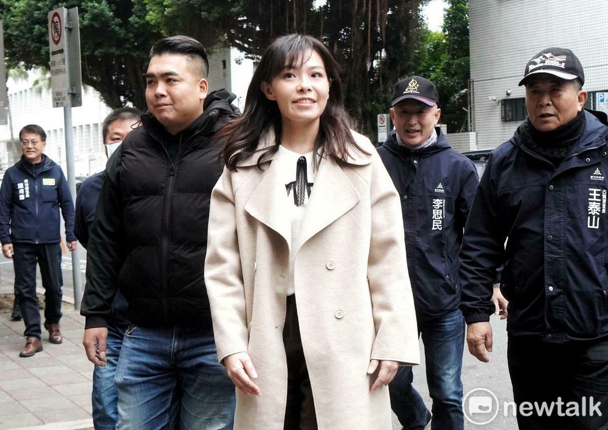 遭停職的新竹市長高虹安在多位新竹市里長的陪同下，到台灣高等法院出庭應訊。 圖：張良一/攝（資料照）