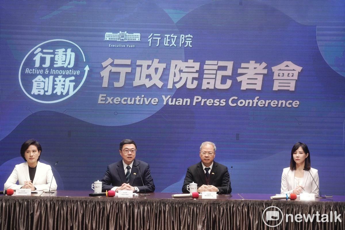 行政院長卓榮泰今（9）日中午在副院長鄭麗君、秘書長龔明鑫等人的陪同下舉行記者會，呼籲朝野立委支持行政院所提的憲法訴訟法修正案覆議案。 圖：張良一/攝