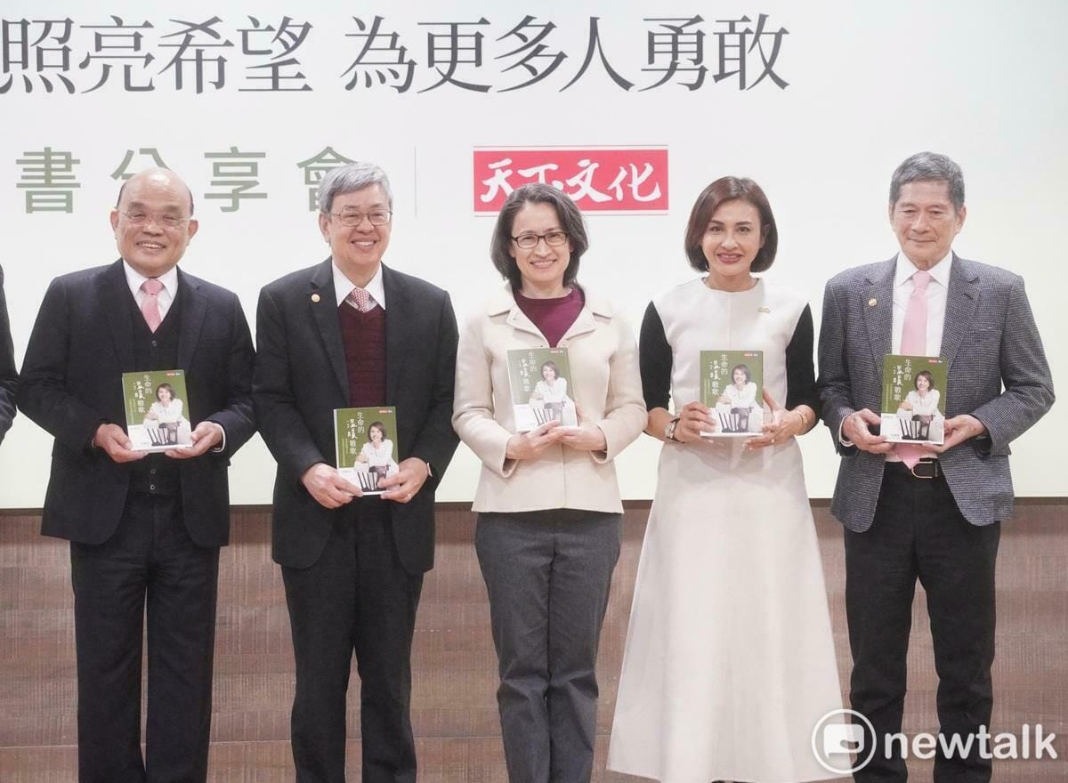 副總統蕭美琴、前副總統陳建仁、前行政院長蘇貞昌和邱議瑩夫婿-中央社董事長李永得共同出席立委邱議瑩「生命的溫暖戰歌」新書分享會。 圖：張良一/攝