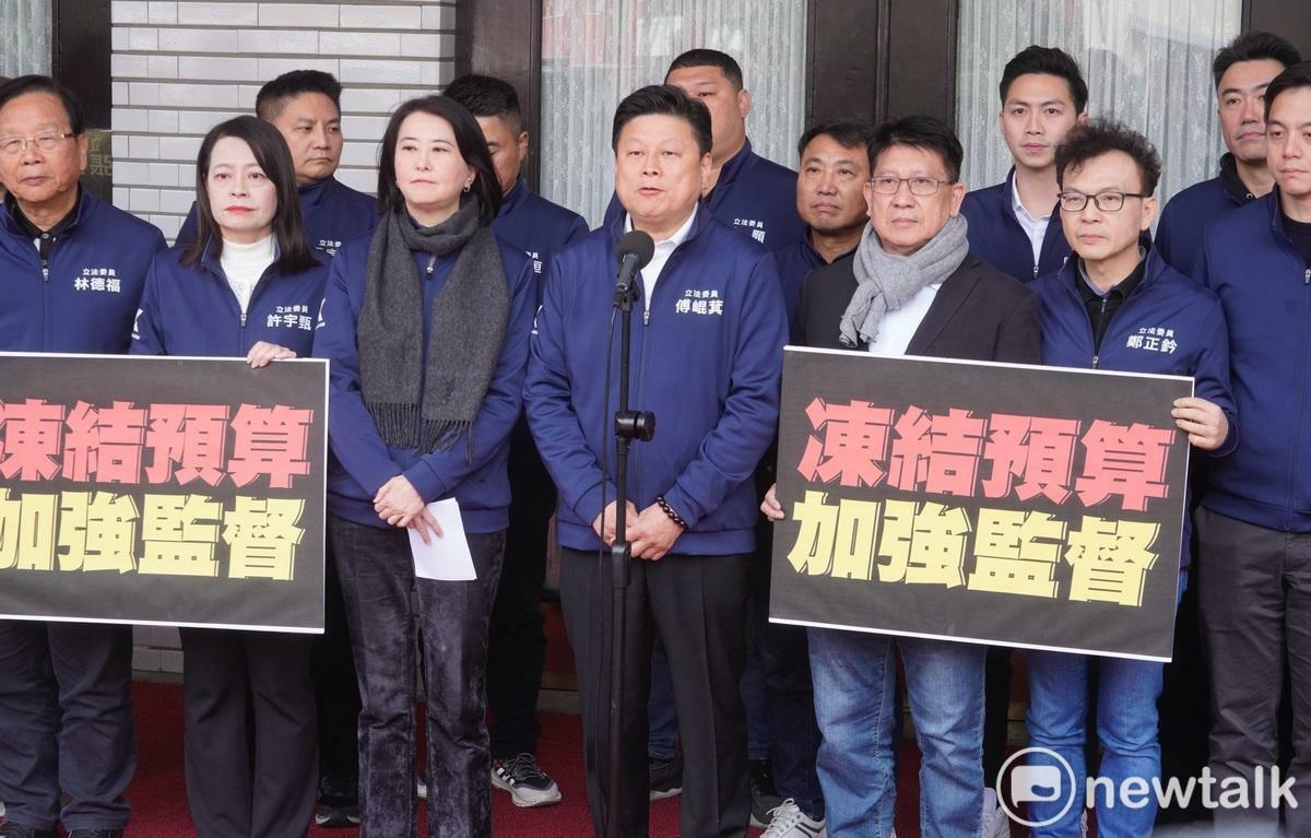 國民黨立院黨團總召傅崐萁率國民黨立委在立法院議場外回應時事。 圖：張良一/攝（資料照）