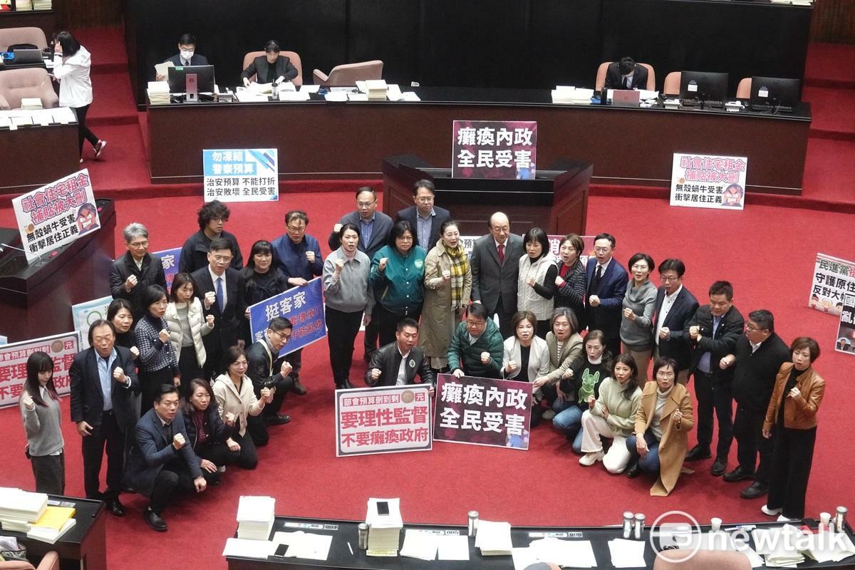 立法院院會上午進行中央政府總預算案表決大戰，民進黨立院黨團在院會休息時喊口號。 圖：張良一/攝