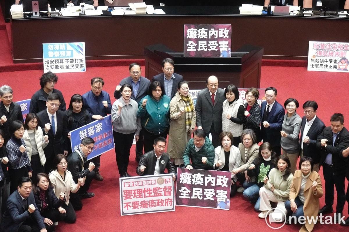 立法院院會上午進行中央政府總預算案表決大戰，民進黨立院黨團在院會休息時喊口號。 圖：張良一/攝（資料照片）