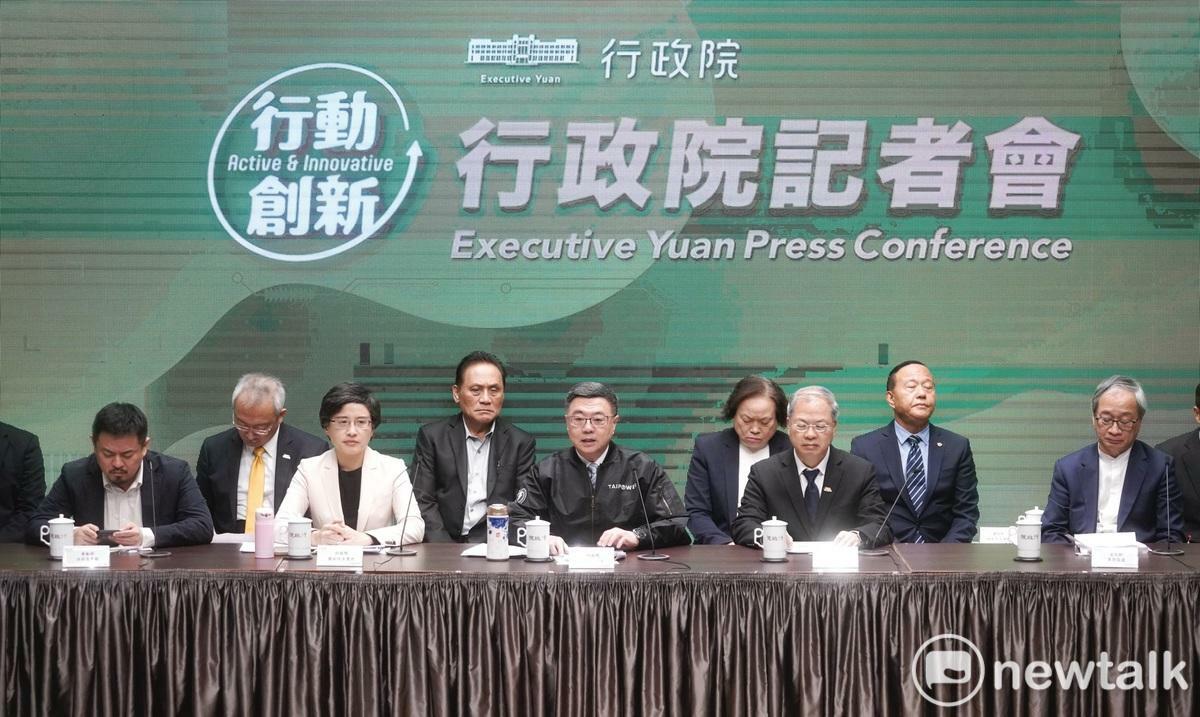 行政院長卓榮泰今（21）天第三度率副院長鄭麗君及多個部會首長舉行記者會，回應立法院大幅刪減114年度中央政府總預算。 圖：張良一/攝