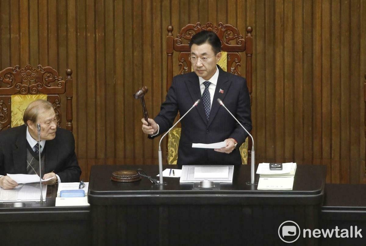 立法院副院長江啟臣敲槌三讀通過114年中央政府總預算案。 圖：張良一/攝