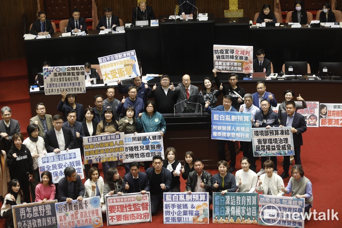立法院院會三讀通過114年中央政府總預算案後，民進黨立委在議場舉牌抗議。 圖：張良一/攝（資料照）