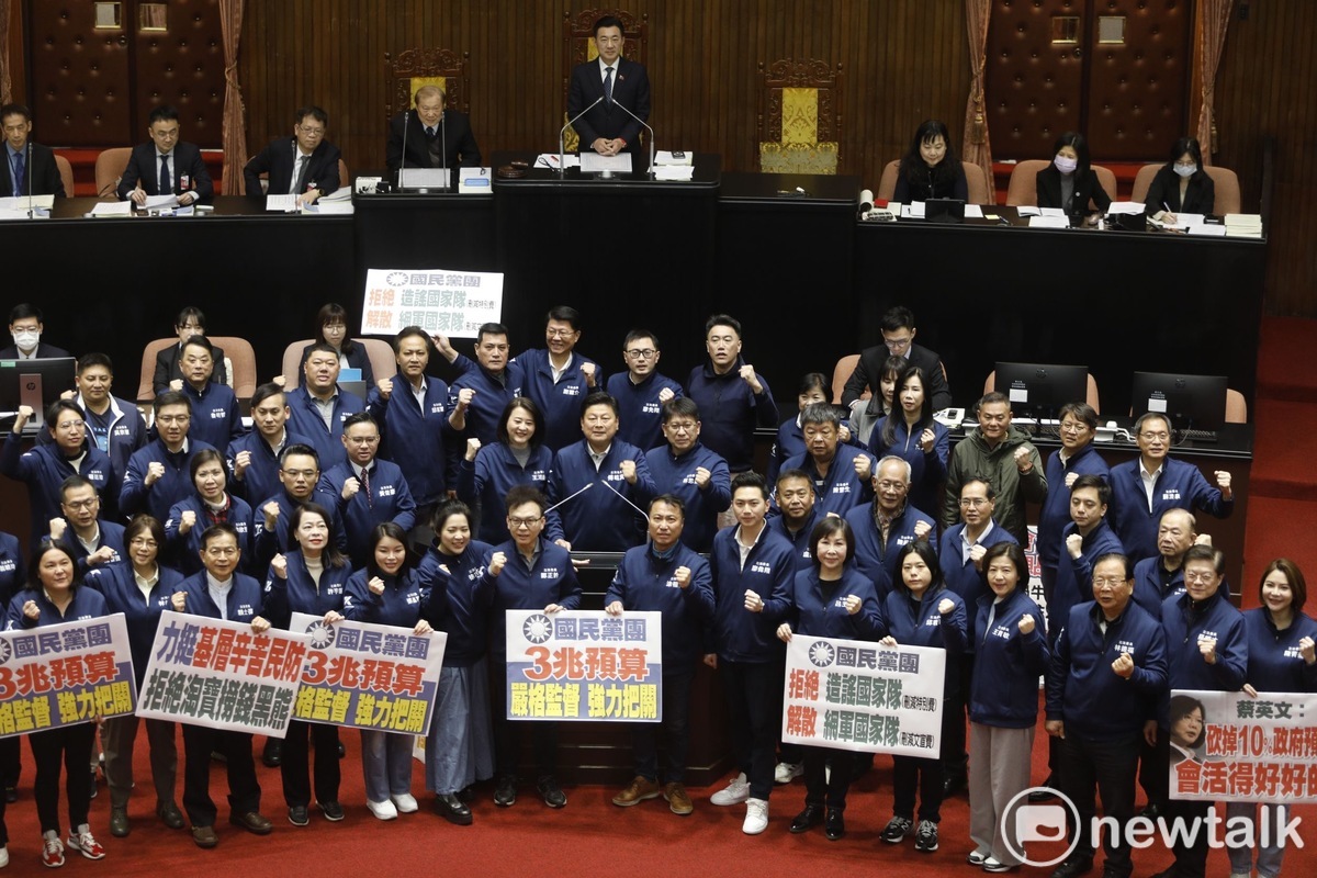 立法院院會三讀通過114年中央政府總預算案後，國民黨立委在議場合影。 圖：張良一/攝（資料照）