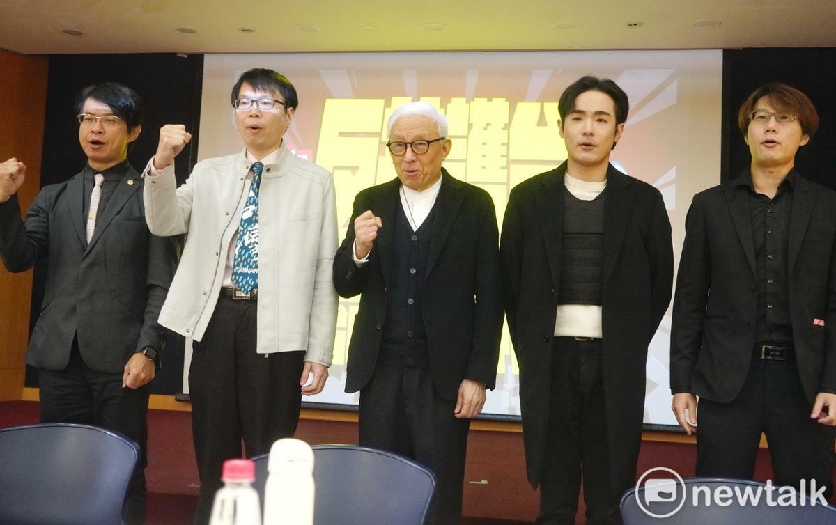 聯電創辦人曹興誠（中）、台灣北社副社長暨台灣醫師聯盟理事長羅浚晅（左2）、八炯等（右２）人出席《反共護台志工聯盟》—支援大罷免行動記者會。 圖：張良一/攝