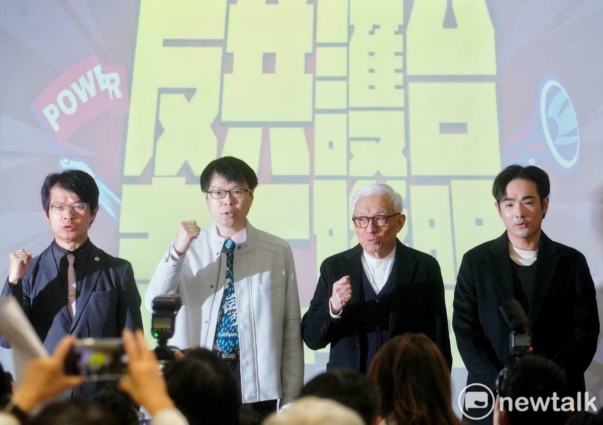 聯電創辦人曹興誠、台灣北社副社暨台灣醫師聯盟理事長羅浚晅(左二)、八炯等人出席《反共護台志工聯盟》—支援大罷免行動記者會。 資料照：張良一/攝