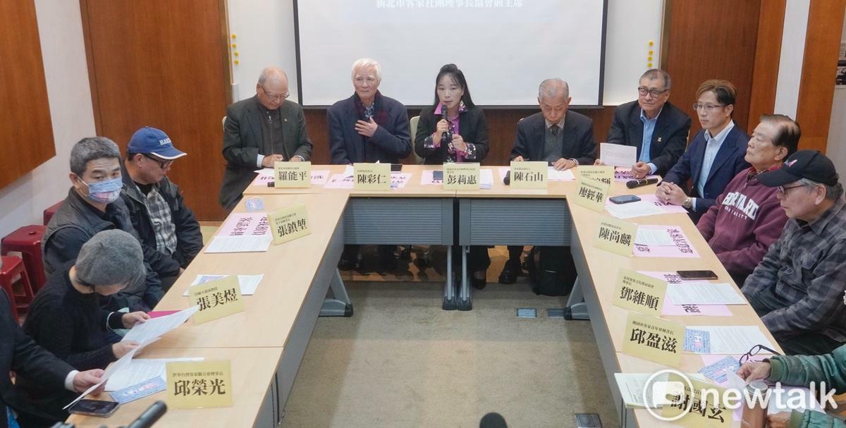 多個客家團體下午在立院舉行「罷免爛委 捍衛客家 客家人站出來」記者會。 圖：張良一/攝