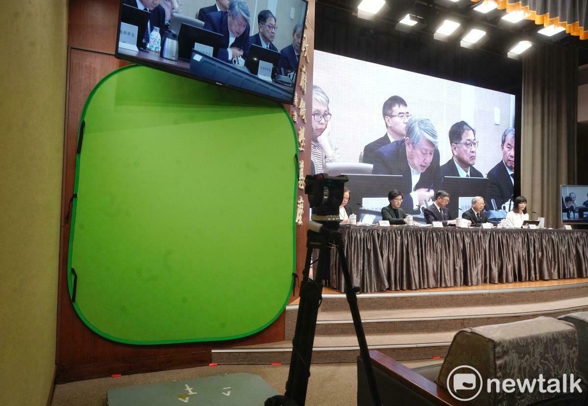 行政院記者會的手語服務因預算被刪而取消。 圖：張良一/攝