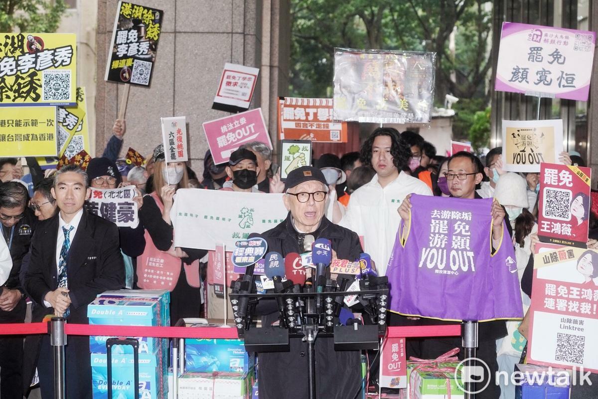 多個公民團體發起罷免國民黨立委，並在新春開工時將連署書送至終選會。 圖：張良一／攝