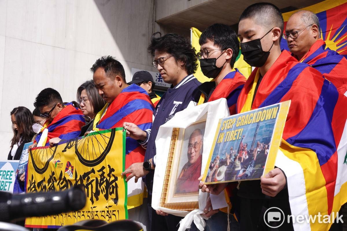 西藏台灣人權連線今早在立院群賢樓外舉行「2025為西藏自由而騎」記者會，並在會中為西藏死難同胞默哀。 圖：張良一/攝