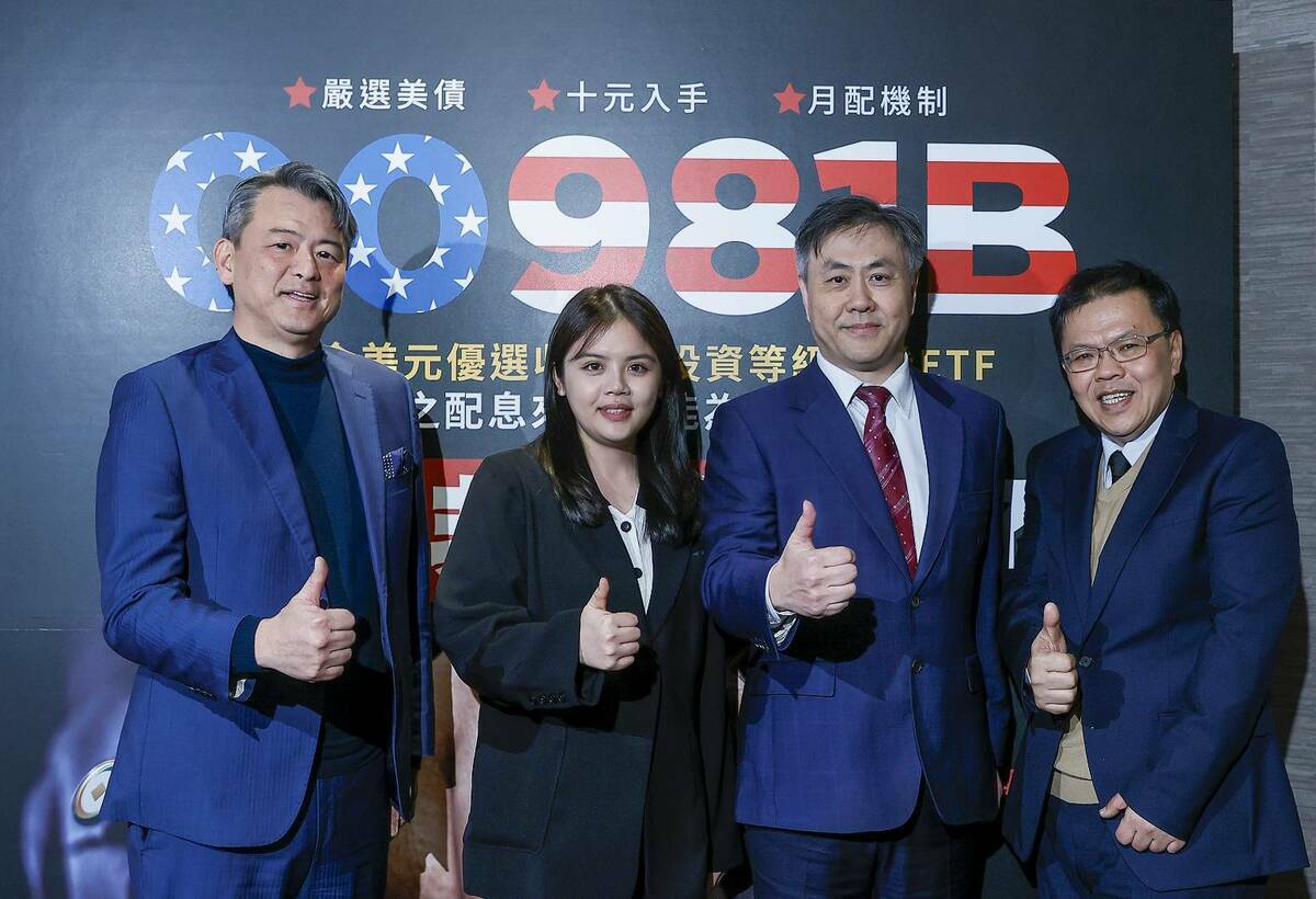 ▲第一金投信董事長尤昭文(左二)率總經理廖文偉、投資長曾志峰，及經理人王心妤，宣佈2月12日起募集第一金美元優選非投債ETF (00981B)。 圖：第一金投信／提供