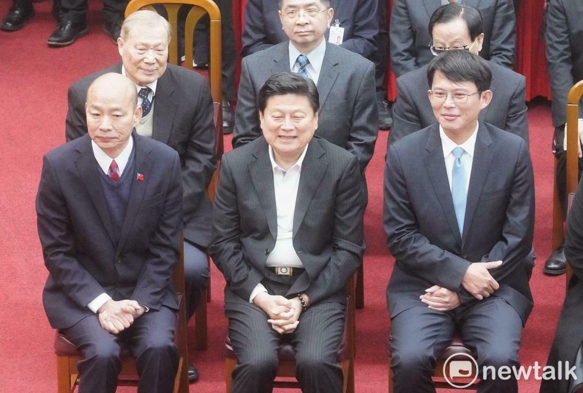 立法院新穿團拜，院長韓國瑜等人向大家致意 圖：張良一/攝
