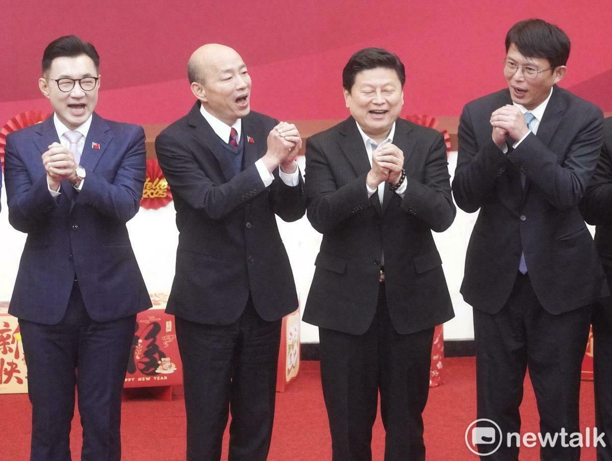 立法院新穿團拜，院長韓國瑜等人向大家致意 圖：張良一/攝