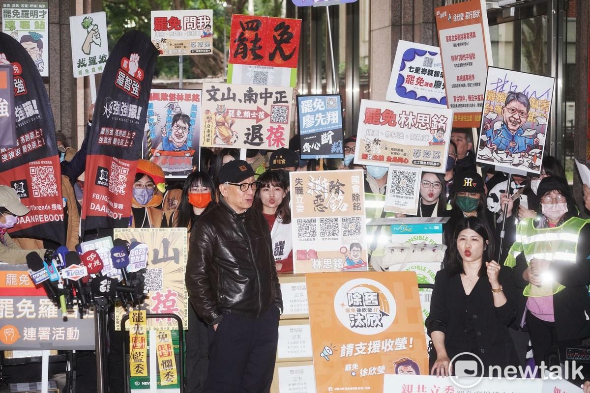 來自全台各地的罷免國民黨立委的公民團體到中選會遞交罷免提議書。 圖：張良一/攝