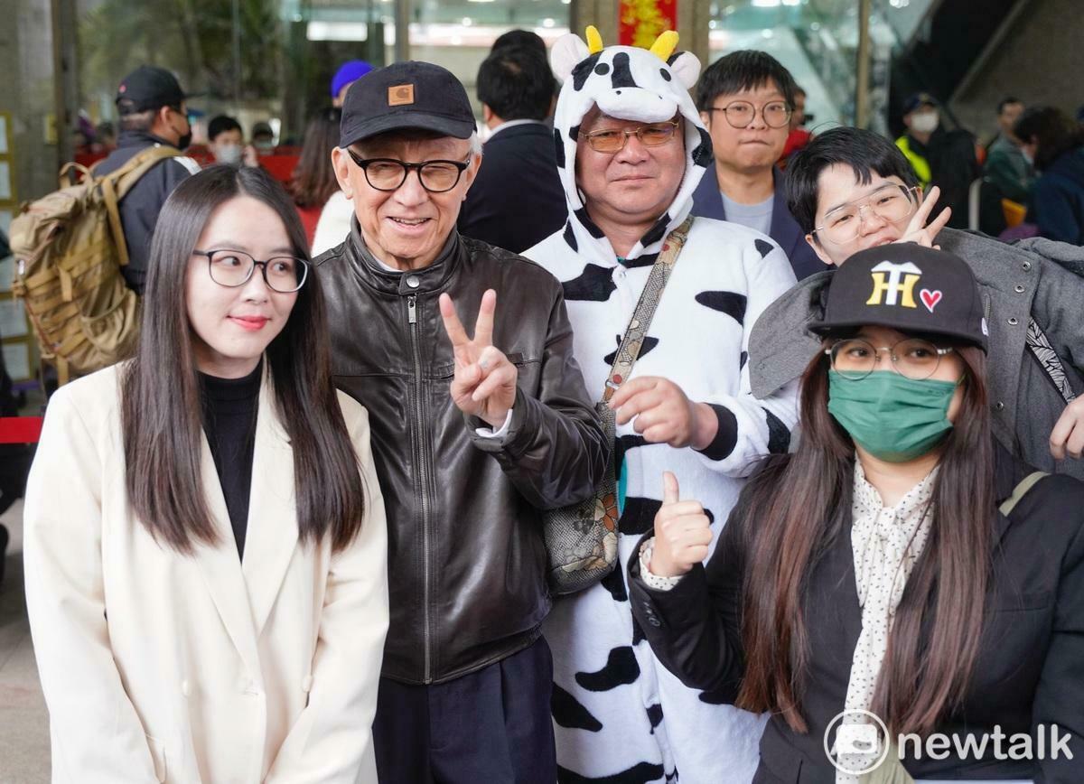 來自全台各地的罷免國民黨立委的公民團體到中選會遞交罷免提議書。圖為聯電創辦人曹興誠和各地罷免志工合影。 圖：張良一/攝