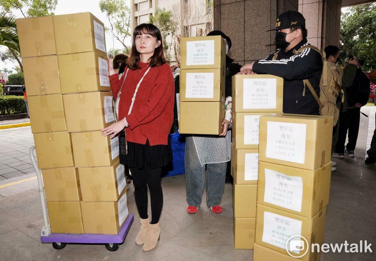 來自全台各地的罷免國民黨立委的公民團體到中選會遞交罷免提議書。 圖：張良一/攝