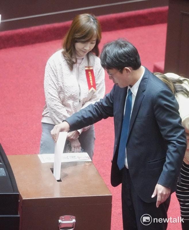 立法院院會針對選罷法修正案覆議進行投票，圖為民眾黨立院黨團總召黃國昌投票。 圖：張良一/攝