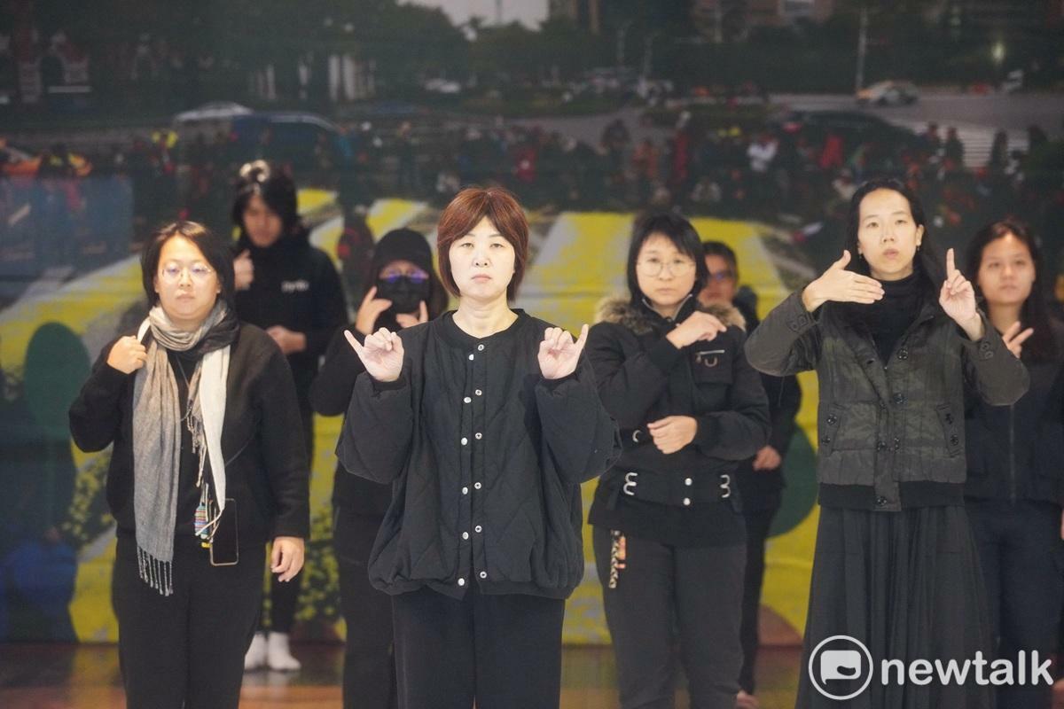 228七十八週年紀念行動行前記者會在蔡瑞月舞蹈研究社舉行，蔡瑞月舞蹈研究社、台灣基督長老教會總會等團體在記者會中，以手語詩、行動劇表達228的歷史悲劇。 圖：張良一/攝