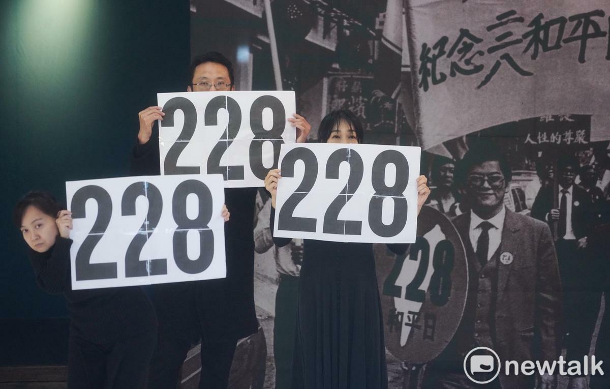 228七十八週年紀念行動行前記者會在蔡瑞月舞蹈研究社舉行，蔡瑞月舞蹈研究社、台灣基督長老教會總會等團體在記者會中，以手語詩、行動劇表達228的歷史悲劇。 圖：張良一/攝
