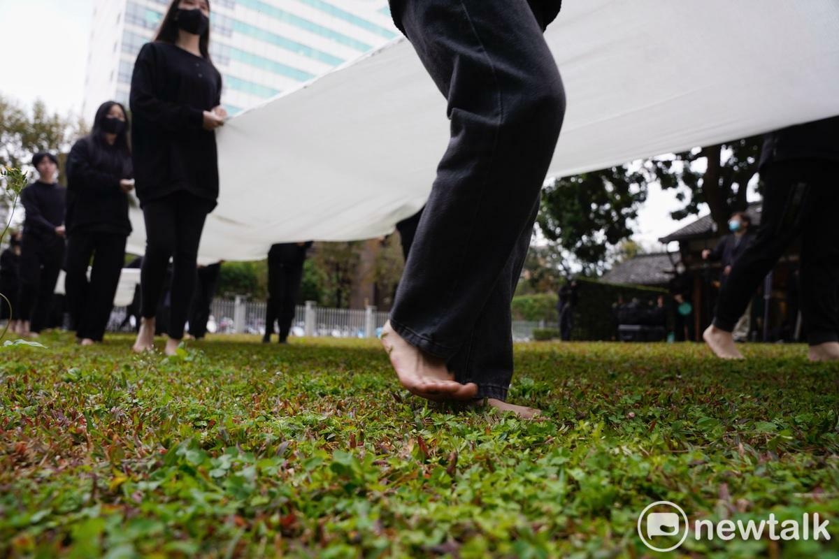228七十八週年紀念行動行前記者會在蔡瑞月舞蹈研究社舉行，蔡瑞月舞蹈研究社、台灣基督長老教會總會等團體在記者會中，以手語詩、行動劇表達228的歷史悲劇。 圖：張良一/攝